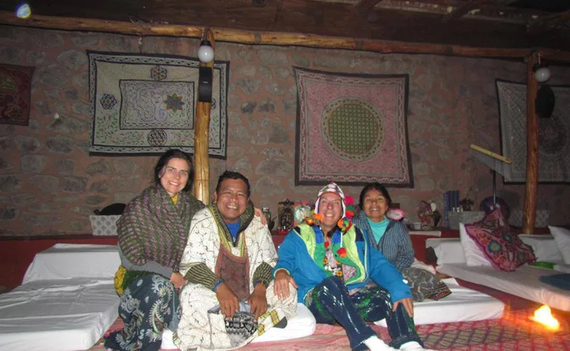 Círculo reunido en la maloca, rodeado de textiles de patrones geométricos