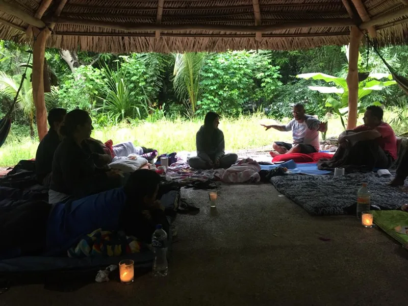 Ceremonia bajo la palapa a la luz de las velas con el grupo reunido