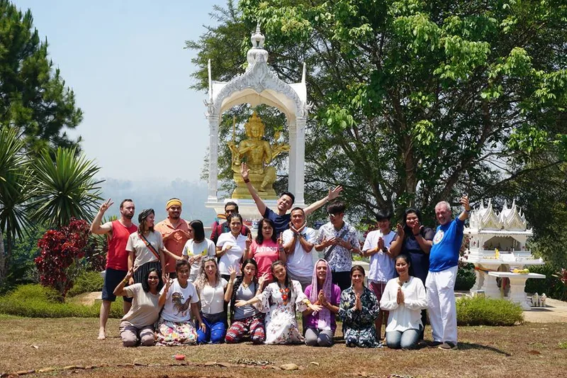 Grupo internacional del retiro reunido frente al templo
